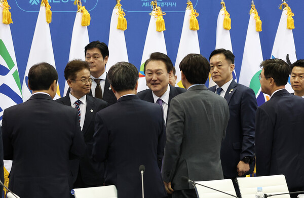 윤석열 대통령이 6일 부산 벡스코에서 열린 제4회 중앙지방협력회의에 입장하며 참석자들과 인사하고 있다. /연합
