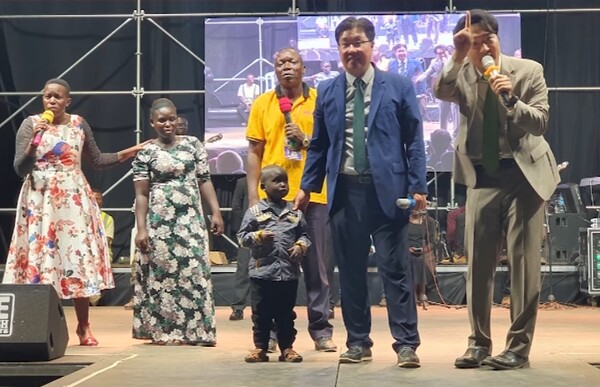 사랑하는교회 아프리카 선교팀의 집회 치유간증 중 이슬람 가정에서 태어난 4살 된 남자아이의 피부병 치유 간증을 하고 있는 모습. /유튜브 '사랑하는교회TV' 영상 캡처