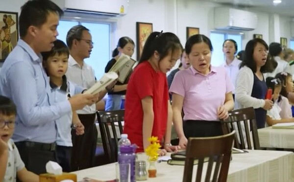 '메이플라워 교회'로 불리는 중국 심천성개혁교회 성도들이 태국에서 예배를 드리고 있는 모습. /유튜브 영상 캡처