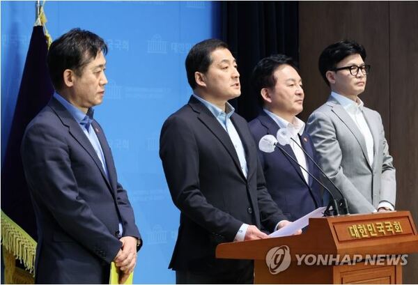 박대출 국민의힘 정책위의장(왼쪽에서 두 번째)이 지난 23일 오후 국회 소통관에서 당정 전세사기대책 협의 결과를 브리핑하고 있다. /연합