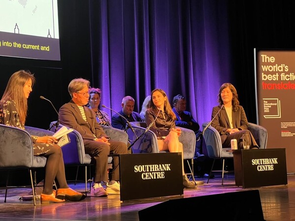 18일(현지시간) '고래'의 천명관 작가(왼쪽 두번째)와 김지영 번역가(맨 오른쪽)가 영국 런던 사우스뱅크 센터에서 개최된 부커상 인터내셔널 부문 후보작 낭독회에서 사회자와 문답을 나누고 있다. /연합