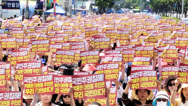 지난 20일 오후 대구 반월당네거리에서 ‘대한민국 국민인 대현동 주민들 돕기 위한 5.20 국민대회 및 기도회’가 열렸다. 79개 시민단체들이 주최한 이날 집회에는 전국 각지에서 모인 5000여 명이 모였다. /주최측