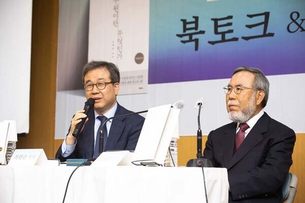 최원준 목사(왼쪽)의 사회로 북토크를 진행 중인 김세윤 박사. /두란노