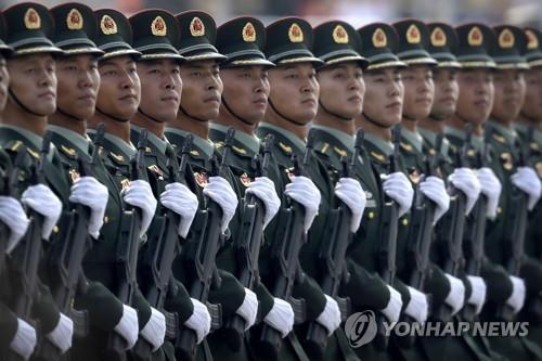 열병식을 하는 중국 인민해방군. 우리 사회 전반적으로 중국을 과대평가하는 태도가 강하다. 특히 중국 인민해방군에 대한 과대평가는 심한 편이다. /연합