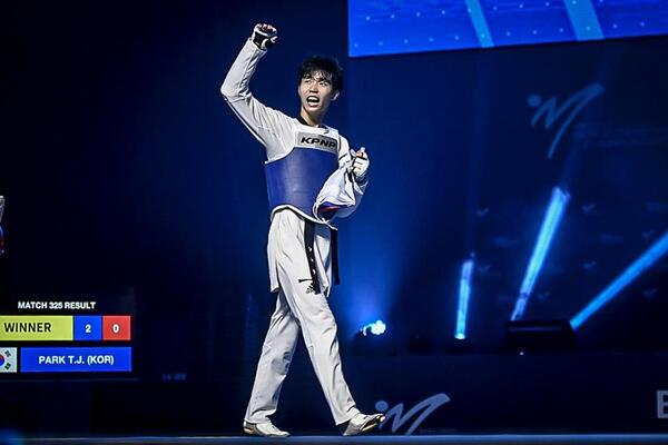 태권도 국가대표 박태준이 2일(현지시간) 아제르바이잔 바쿠 크리스털홀에서 열린 2023 세계태권도선수권대회 남자 54㎏급 결승에서 승리한 뒤 기뻐하고 있다. /연합