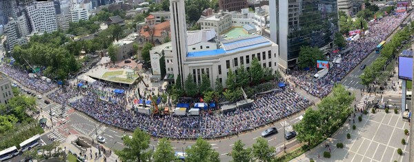 현충일인 6일 오후 서울 광화문 이승만광장에서 열린 '자유통일 주사파척결 6.6 국민대회'에 참석한 10만여 명의 애국시민들이 광화문 이순신장군 동상부터 시청 앞 대한문까지 도로를 가득 메운채 행사가 진행되고 있다. /김석구 기자