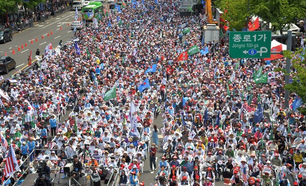 6일 집회 참석자들의 모습. 3개 차선만 남기고 경찰이 열어준 안쪽 도로 집회 장소에는 발디딜 틈도 없었다. /김석구 기자