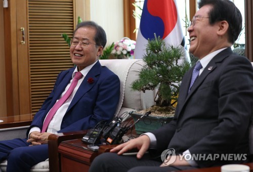 홍준표 대구시장(왼쪽)이 '말바꾸기'와 '발언왜곡' 등으로 연일 한국교회의 ‘분노’를 일으키고 있다.  사진은 지난달 10일 더불어민주당 이재명 대표가 대구시청 산격청사를 찾아 홍준표 시장과 면담하고 있는 모습. /연합