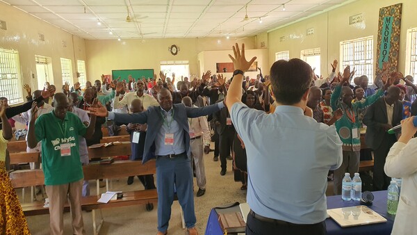 우간다 목회자세미나 참석자들이 뜨겁게 기도하고 있다. /사랑하는교회 선교팀