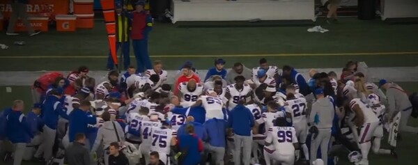  2023년 1월 NFL 버펄로 빌스와 신시내티 벵골스의 플레이오프 경기에서 심정지 사고를 당한 수비수 햄린의 주위를 둥글게 둘러싸고 기도를 시작하고 있는 양팀 선수들과 코치들. /유튜브 영상 캡처