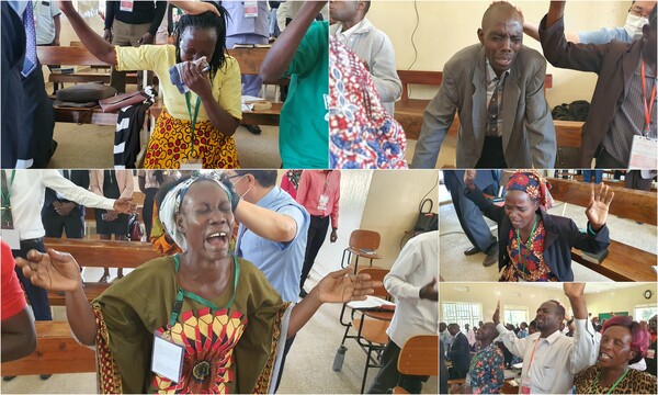 우간다 음발레 목회자세미나에 참석한 현지 목회자들이 회개의 눈물을 흘리며 기도하고 있다. /사랑하는교회 다음 카페