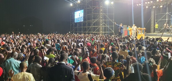 사랑하는교회 우간다 음발레 치유전도대성회 모습. 패트릭 마바라 목사는 "사랑하는교회의 우간다의에서의 돌파는 여기서만 그치는 것이 아니라 전 세계적으로 퍼져 나가게 될 것을 믿는다"고 전했다. /사랑하는교회 다음 카페