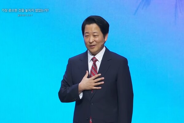 지난달 30일 주일 만나교회 ‘2023 이열치열 부흥회’에서 설교중인 토렌스조은교회 김우준 목사. /유튜브 영상 캡처