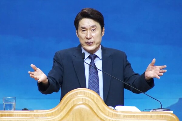 기쁨의교회 정의호 목사가 지난달 30일 주일예배에서 ‘회개에 합당한 열매를 맺어라’라는 제목으로 말씀을 전하고 있다. /유튜브 영상 캡처