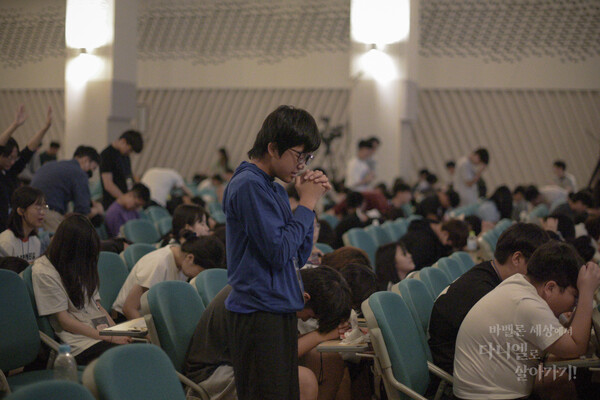 수련회에 참석한 중고등부 학생들이 애통하며 간절히 기도하고 있다. /사랑하는교회 다음 카페