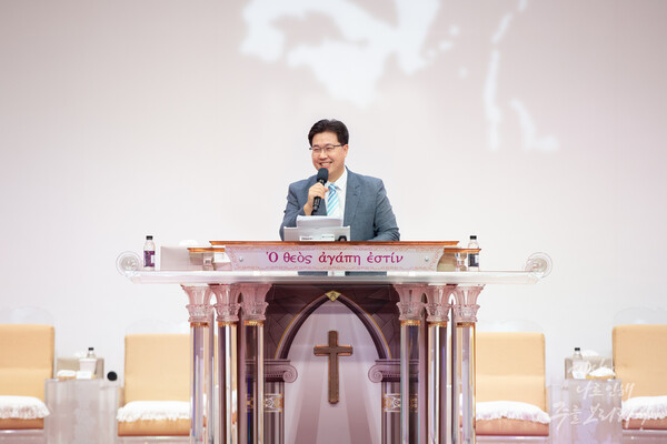 진성원목사가 지난 2일 서울 사랑하는교회에서 열린 ‘2023 청년부연합수련회’ 둘째날 저녁시간에 말씀을 전하고 있다. /사랑하는교회 다음 카페