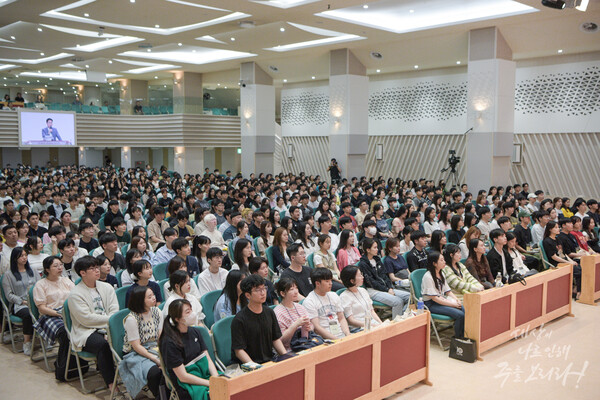 말씀을 귀 기울여 듣고 있는 사랑하는교회 청년들의 모습. /사랑하는교회 다음 카페