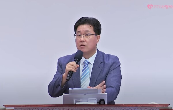 진 목사는 “지금 우리가 사는 이 시간, 우리의 인생은 앞으로 영원을 준비하고 결정할 수 있는, 준비할 수 있는 아주 중요한 기회라는 것을 잊지 마시기 바란다"고 청년들에게 권면했다. /사랑하는교회 유튜브 영상 캡처