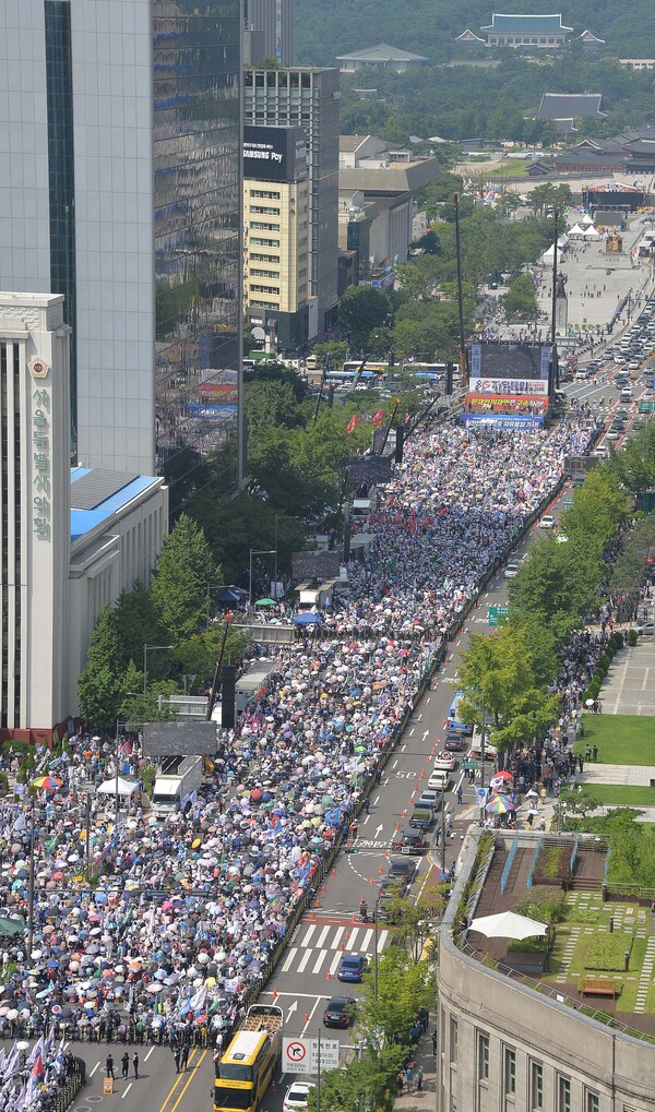 이날 집회에는 메인무대가 설치된 동화면세점 뒤쪽부터 서울시의회와 2호선 시청역을 지나 대한문 옆 횡단보도까지 경찰이 친 울타리 안에 군중들로 가득찼다. /김석구 기자