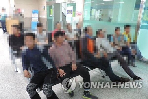 2016년 6월 제주해경에 검거된 불법체류자들. 제주는 ‘유커’를 가장한 중국인 불법체류자들이 우리나라로 들어오는 주요 루트 가운데 하나다. /연합