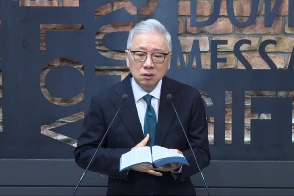 24일 아침예배에서 ‘회개에 합당한 열매’라는 제목으로 설교중인 베이직교회 조정민 목사. /유튜브 영상 캡처