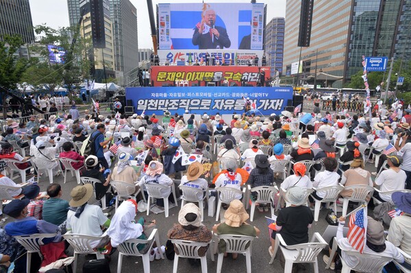 사랑제일교회와 전광훈 목사가 코로나19 관련 소송 4건에서 모두 승소했다. 사진은 지난 15일 서울 광화문 이승만광장에서 열린 ‘문재인·이재명 구속, 주사파 척결 8.15 국민대회’에서 전 목사가 연설하고 있는 모습. /김석구 기자