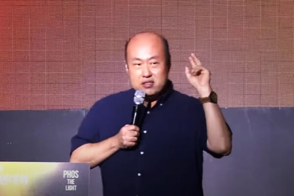 26일 서울 장충체육관에서 열린 ‘청년하디 영적각성 120주년 기념, 2023 성령한국 청년대회’에서 홍민기 목사가 간증을 전하고 있다. /유튜브 영상 캡처