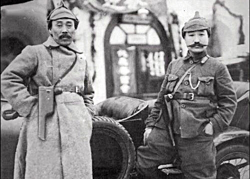 1922년 2월 모스크바에서 레닌으로부터 혁명정권에 협조해준 감사의 표시로 금화 100루블, 군복 한 벌, 홍범도 이름이 새겨진 권총을 선물받고 기념촬영을 한 홍범도. 오른쪽은 동료 독립운동가 최진동 장군.