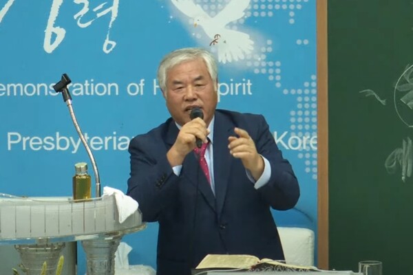 전광훈 목사가 지난 3일 사랑제일교회 주일예배 설교에서 말씀을 전하고 있다. /유튜브 영상 캡처