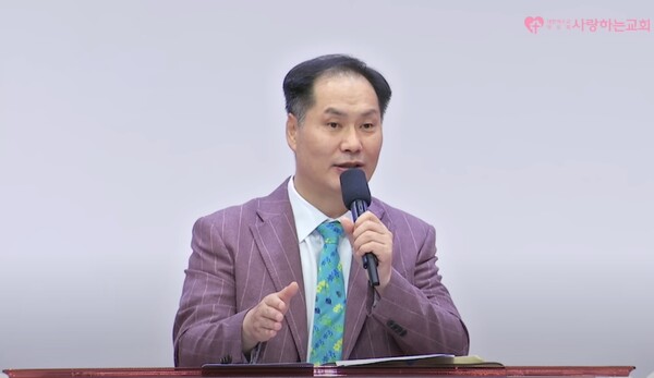 변승우 목사가 지난 3일 사랑하는교회 주일예배에서 '나는 겸손한가? 그리고 충분히 겸손한가?'라는 제목으로 말씀을 전하고 있다. /유튜브 영상 캡처