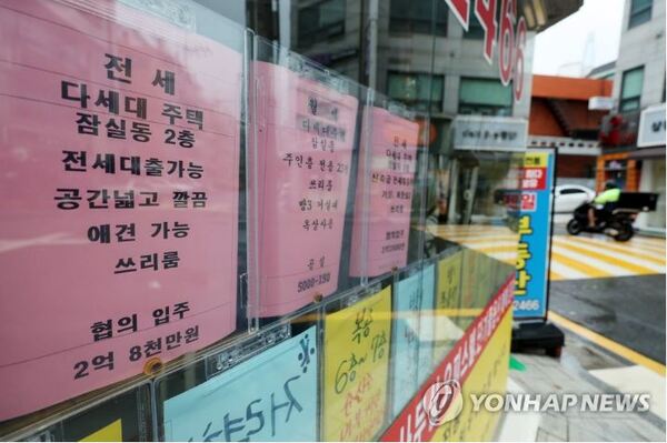 전세가격이 주택가격보다 높은 ‘깡통전세’가 속출하는 전세제도의 취약점을 보완하기 위해서는 공적보증기관의 보증료율 현실화와 전세대출보증 축소가 필요하다는 국책연구기관의 제언이 나왔다. /연합