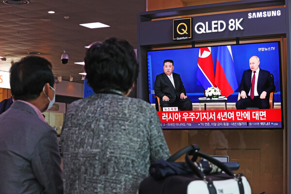 김정은 북한 국무위원장이 블라디미르 푸틴 러시아 대통령과 정상회담에 들어간 13일 오후 서울역 대합실에서 시민들이 관련 보도를 보고 있다. 이번 정상회담은 러시아 극동 아무르주 보스토치니 우주기지에서 4년 5개월만에 다시 성사됐다. /연합