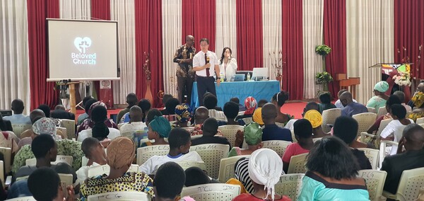 르완다 목회자세미나에서 사랑하는교회 선교팀장 진성원 목사가 말씀을 전하고 있다. /사랑하는교회