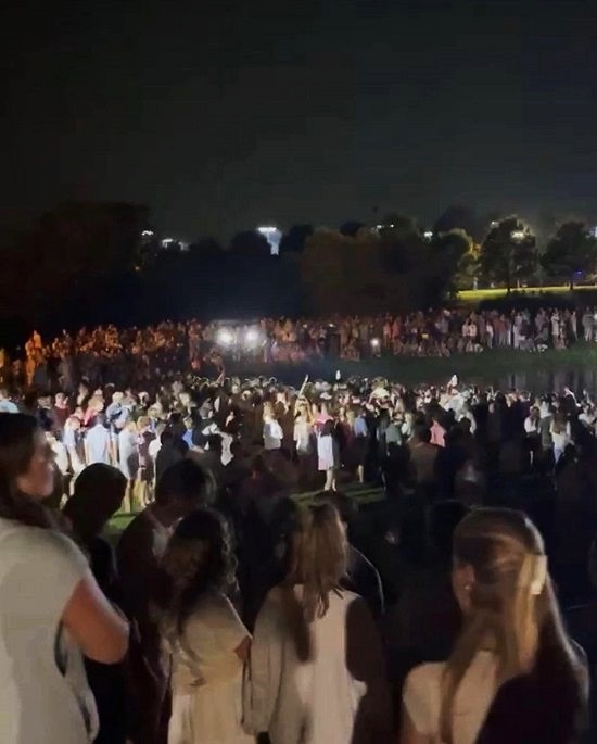 호수 주변에서 즉석 침례식을 지켜보고 있는 오번대학교 학생들의 모습. /'유나이트 오번' 페이스북