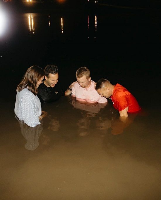 침례를 받고 있는 대학생들의 모습. /'유나이트 오번' 페이스북