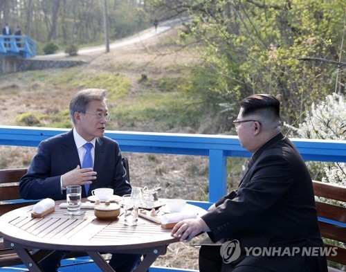 통일부가 최근 행정소송에서 문재인 전 대통령이 지난 2018년 판문점에서 북한의 김정은에게 전달한 USB에 국가기밀이 포함됐다는 사실을 인정했다. 사진은 지난 2018년 4월 27일 당시 문재인 대통령과 북한 김정은이 판문점 도보다리에서 대화를 나누는 모습. /연합