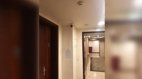 베이징에 거주 중인 한 시민의 아파트 문 밖에 설치된 CCTV. /CNN 보도화면 캡쳐