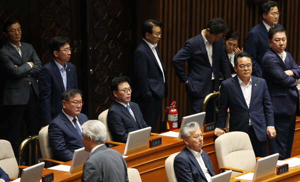 더불어민주당 박광온 원내대표 등이 21일 국회 본회의장에서 이재명 대표 체포동의안이 가결되자 어두운 표정을 짓고 있다. /연합