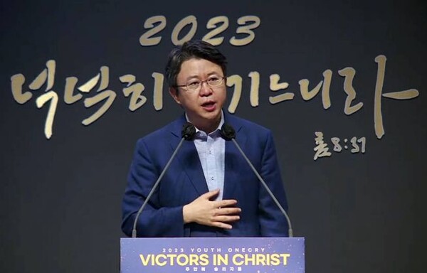 19일 서울 방주교회에서 진행된 '유스 원크라이' 3차 집회 둘째날 강사로 나선 황덕영 목사가 말씀을 전하고 있다. /방주교회