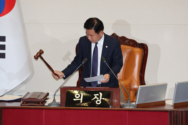21일 국회 본회의장에서 김진표 국회의장이 더불어민주당 이재명 대표 체포동의안 표결 결과를 발표하고 있다. /연합