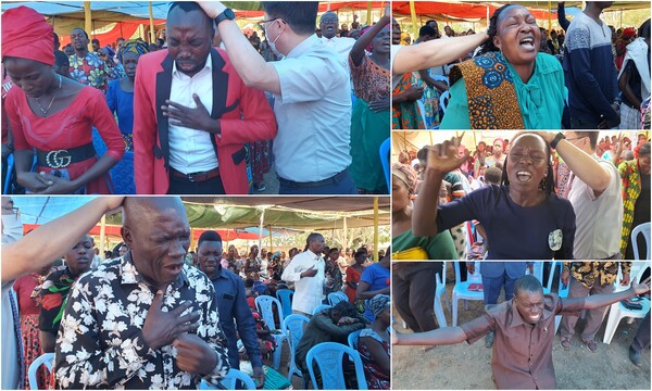 세미나 마지막 날 참석자들이 사랑하는교회 선교팀의 안수를 받으며 간절히 기도하고 있다. /사랑하는교회 