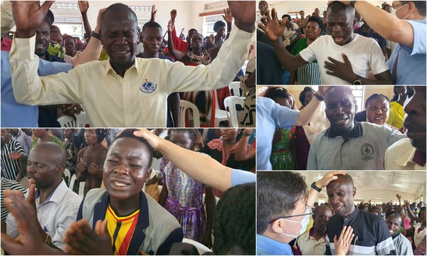 최근 사랑하는교회 아프리카 선교팀이 우간다 마신디에서 진행한 목회자세미나에서 참석자들이 선교팀의 안수를 받으며 간절히 기도하고 있다. /사랑하는교회 