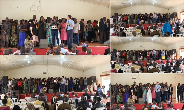 세마나 치유훈련 시간에 즉각적인 치유를 경험한 참석자들이 강대상 앞에 나와 간증하고 있다. /사랑하는교회