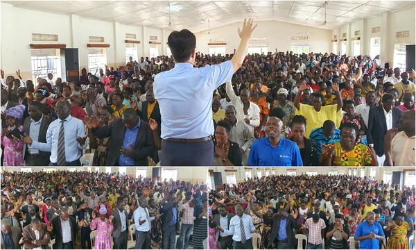 세미나 참석자들이 말씀에 찔림을 받고 함께 간절히 기도하고 있다. /사랑하는교회