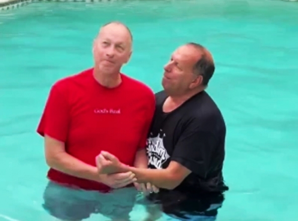 전 버펄로 빌스 쿼터백 짐 켈리(왼쪽)가 지난달 21일(현지 시간) 자신의 인스타그램에 공개된 영상에서 침례식을 진행하고 있다. /짐 켈리 인스타그램