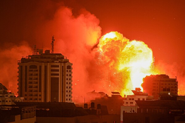 9일(현지시간) 이스라엘의 보복 폭격으로 가자지구 시가지가 거대한 화염에 휩싸이고 있다. 팔레스타인 무장세력 하마스의 이스라엘 공격으로 이스라엘인 약 900명이 사망한 것으로 전해진 가운데 이스라엘의 보복 공격으로 사망한 팔레스타인인 수도 700명에 육박하고 있다. /AFP=연합