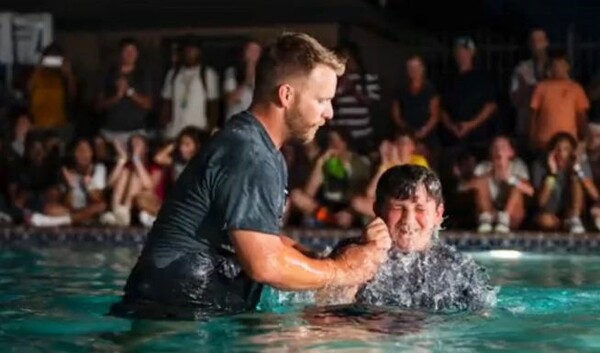 챔피언포레스트 교회의 침례식 모습. /유튜브 영상 캡처