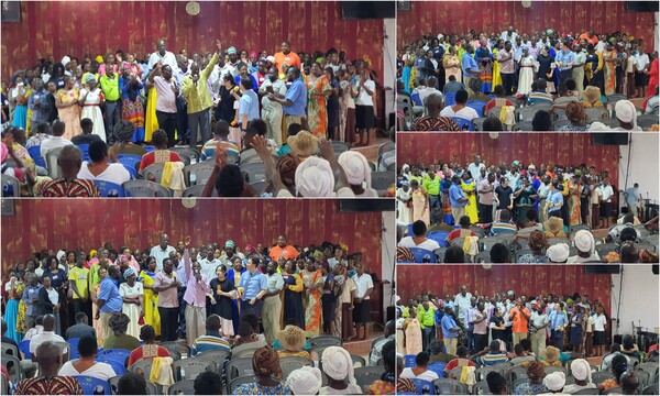 세미나 치유시간에 5분 많은 목회자들이 즉각적인 치유를 경험하고 간증을 하기 위해 앞으로 나와 강단을 가득 채운 모습. /사랑하는교회