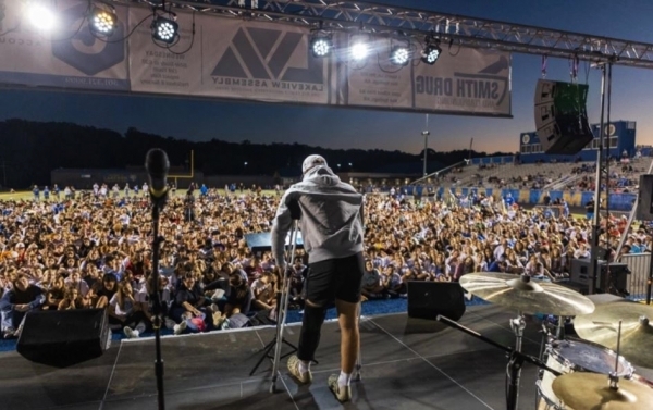 11일(현지시간) 미국 아칸소주 핫스프링스 레이크사이드 고등학교 경기장에서 ‘믿음의 필드’(Fields of Faith) 집회가 열리고 있다. /FCA 