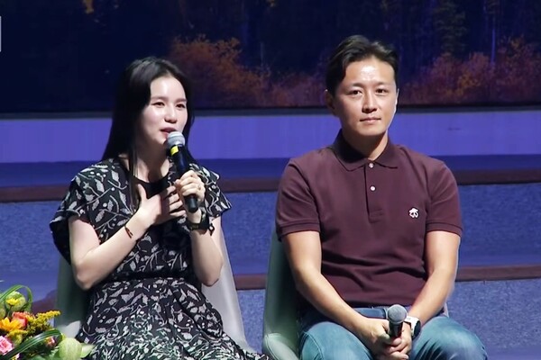 진태현·박시은 부부가 지난 18일 부산 호산나교회에서 열린 ‘블레싱대한민국 워십시리즈2’ 집회에서 간증을 하고 있다. /유튜브 영상 캡처 